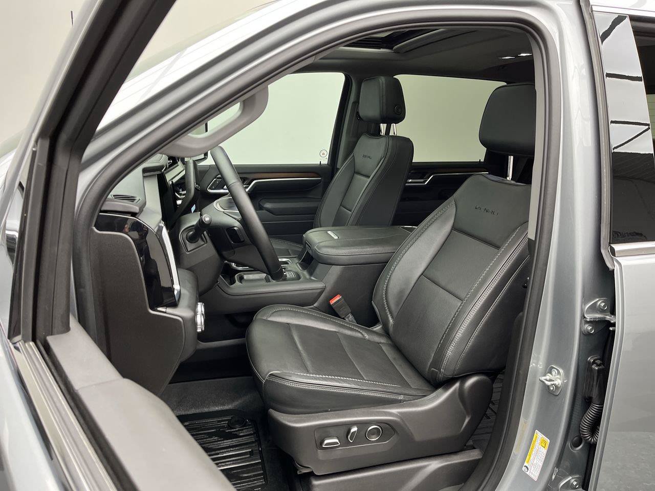 Used 2025 GMC Sierra 2500 Denali w/ Denali Reserve Package AWD/4WD image 12