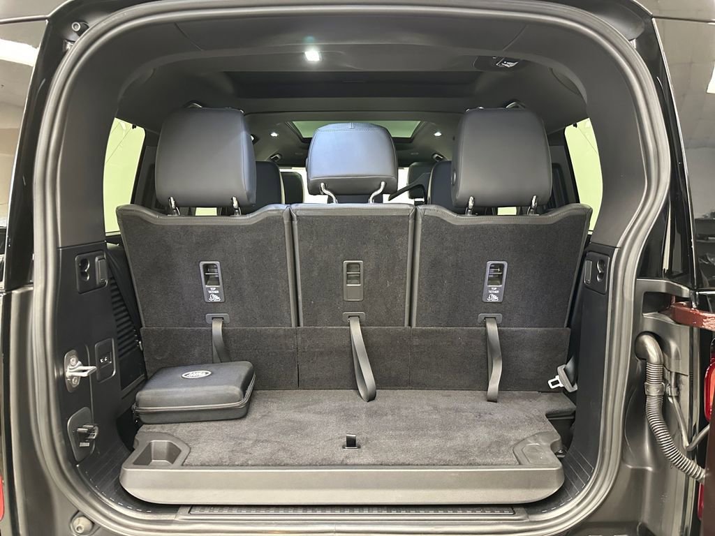 Used 2024 Land Rover Defender 130 X-Dynamic SE image 15