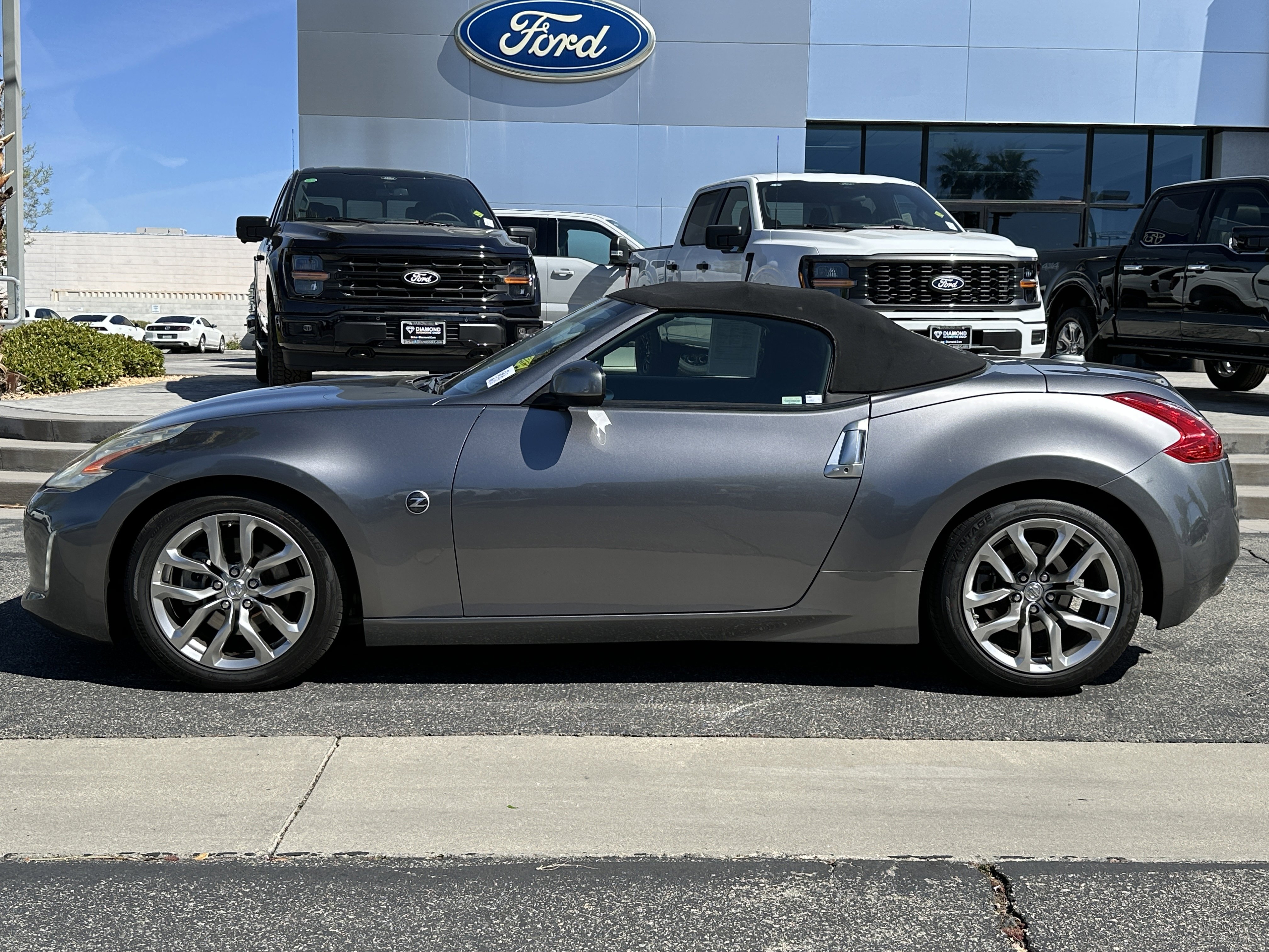 Used 2014 Nissan 370Z Roadster image 3