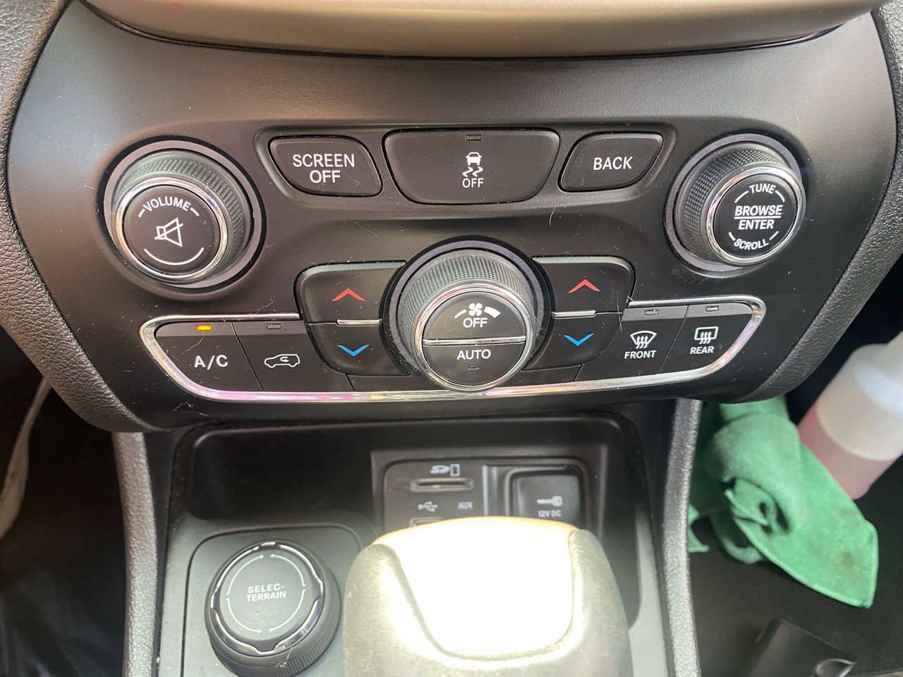 Used 2017 Jeep Cherokee Limited image 16