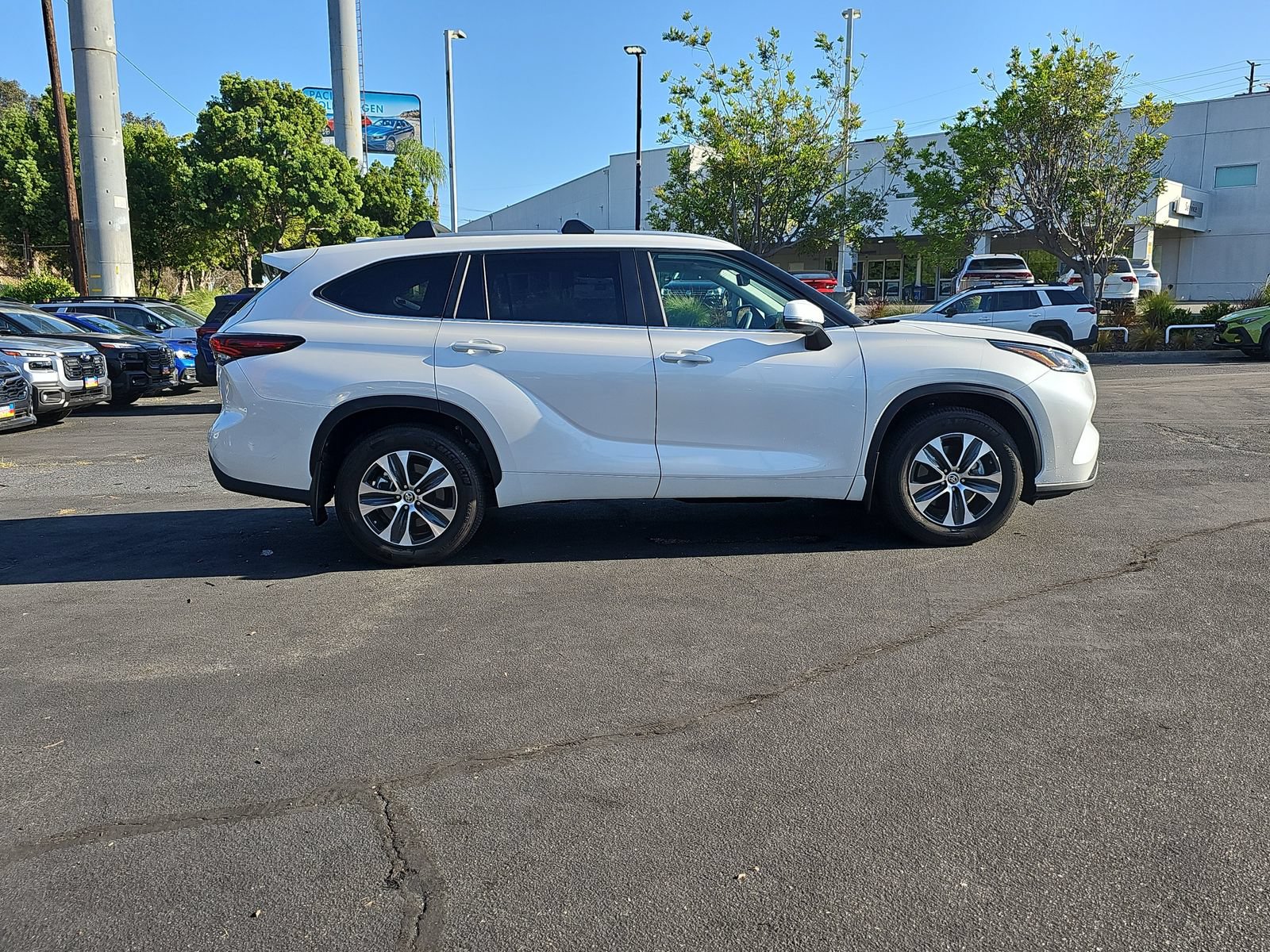 Used 2024 Toyota Highlander XLE FWD image 8