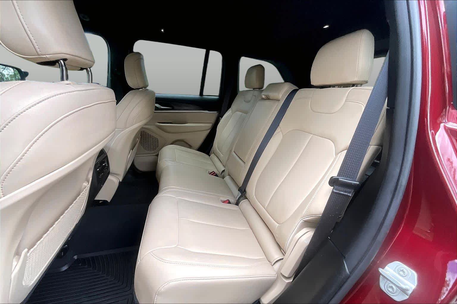 Used 2024 Jeep Grand Cherokee Limited w/ Black Appearance Package RWD image 27