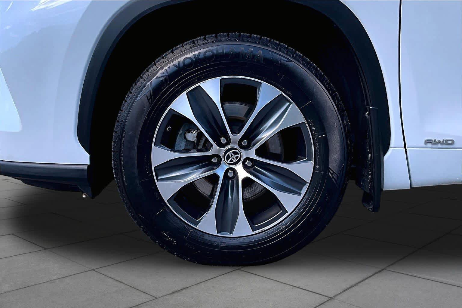 Used 2022 Toyota Highlander XLE AWD/4WD image 10