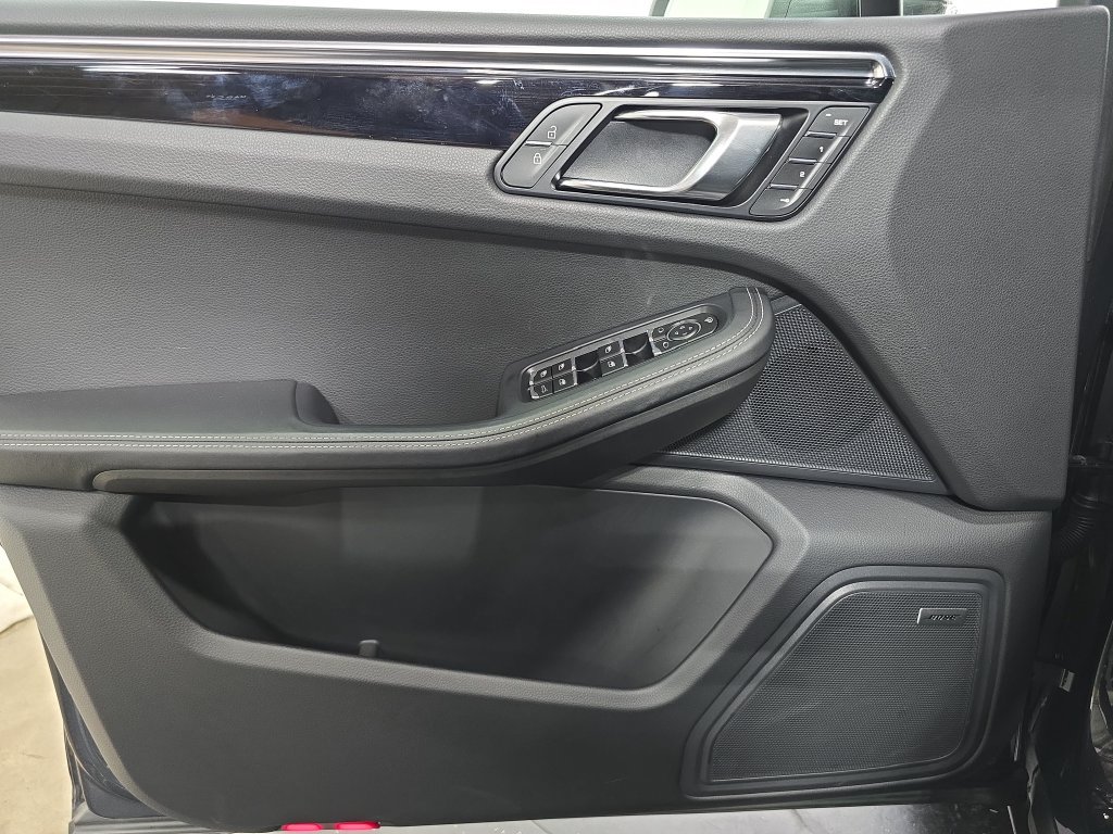 Certified 2025 Porsche Macan Turbo AWD/4WD image 22