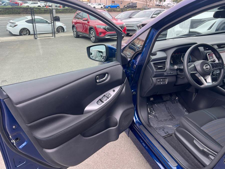 Used 2025 Nissan Leaf S image 9