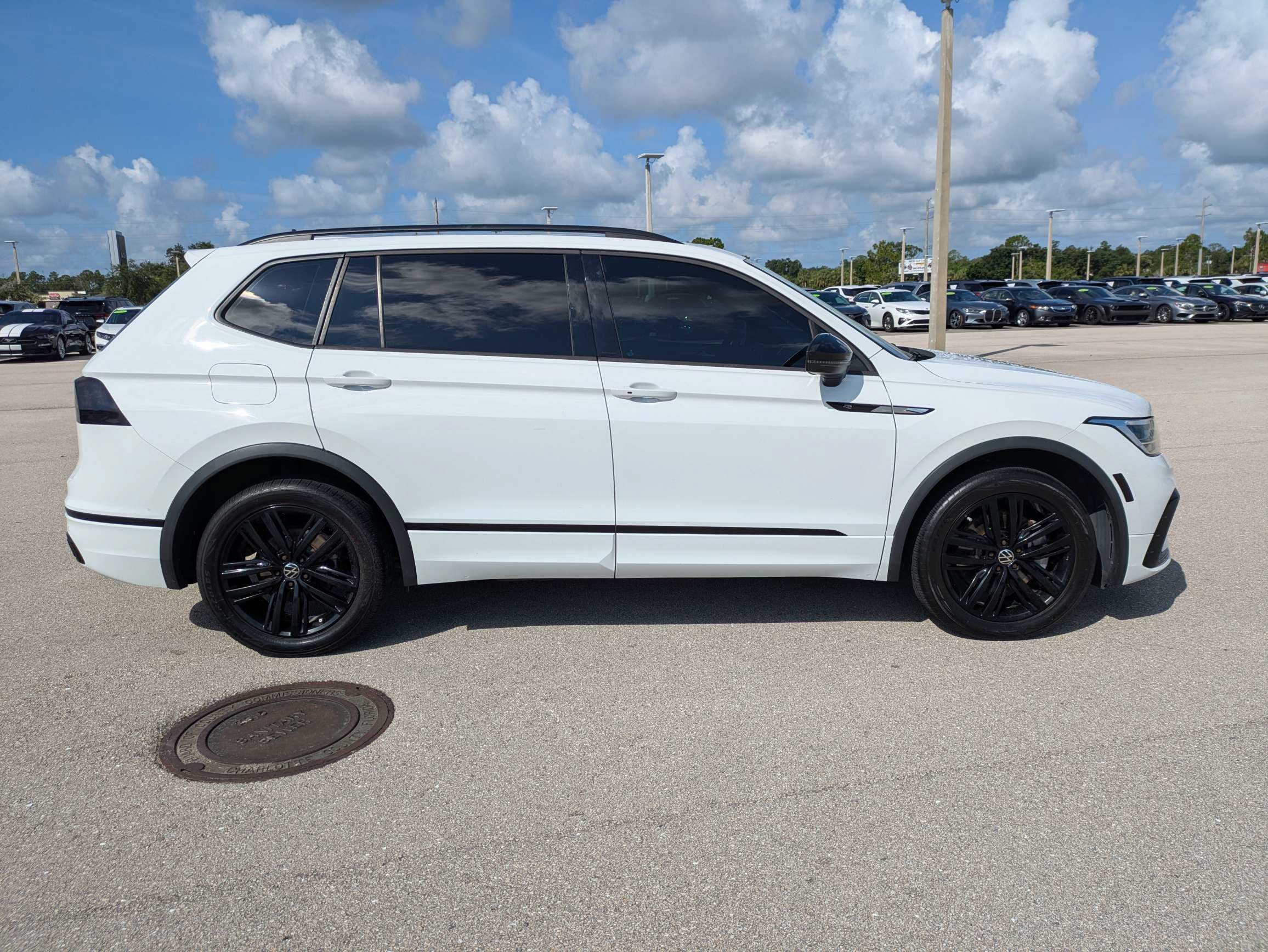 Used 2022 Volkswagen Tiguan SE R-Line FWD image 4