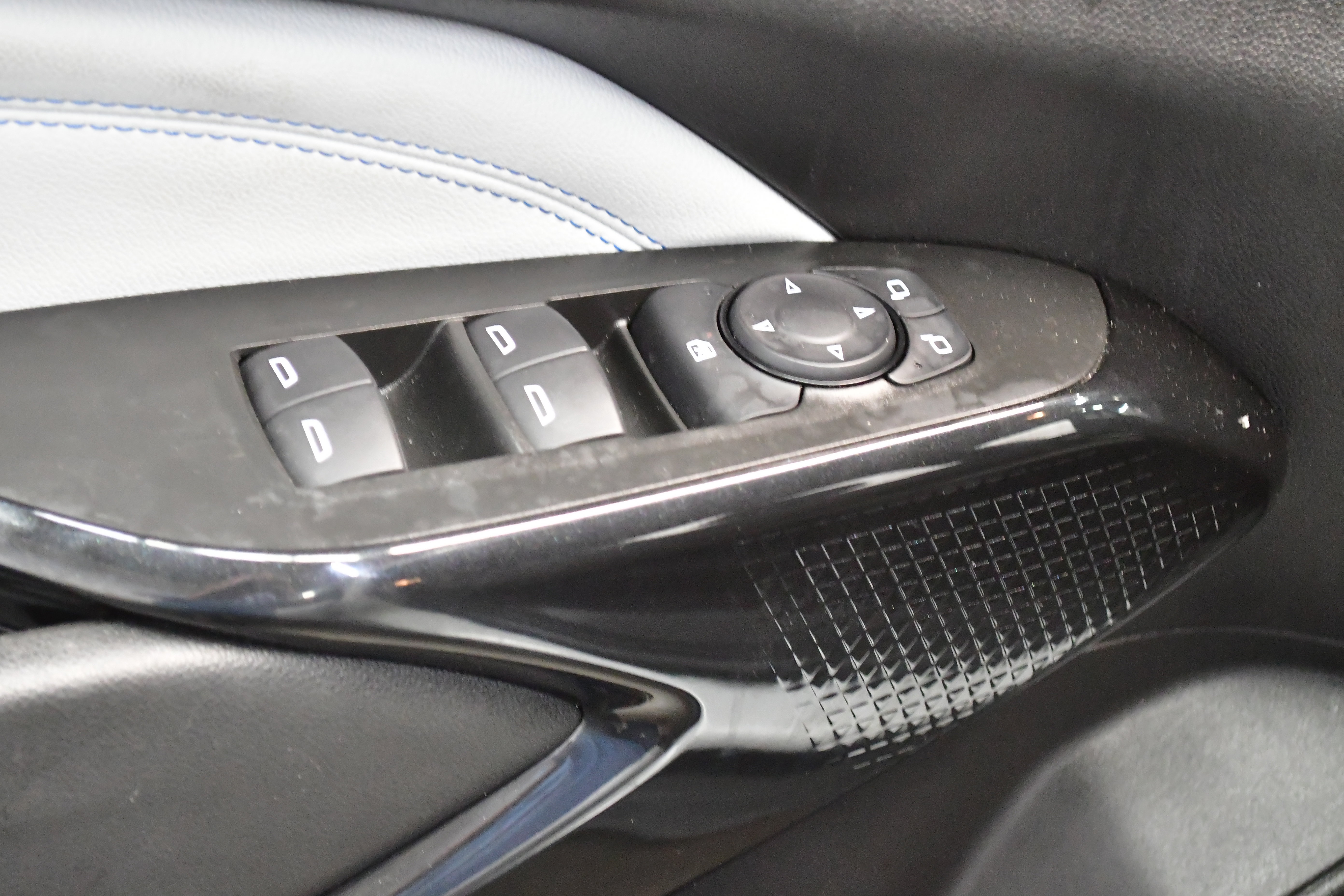 Used 2025 Chevrolet Trax LT w/ LT Convenience Package FWD image 16