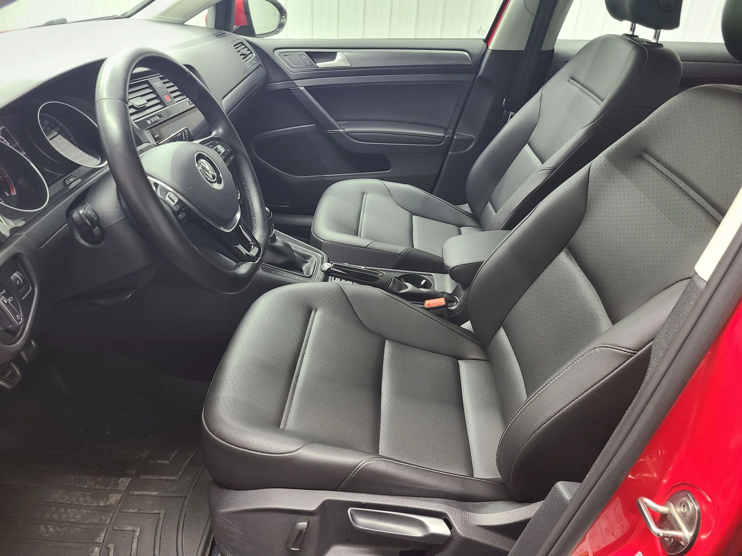 Used 2018 Volkswagen Golf SE image 23