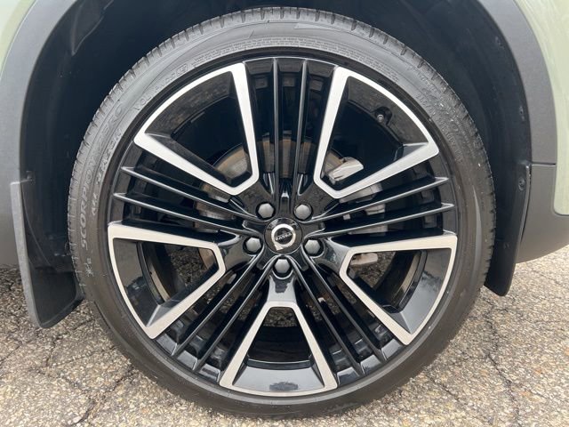 Certified 2025 Volvo XC40 B5 Ultra AWD/4WD image 12