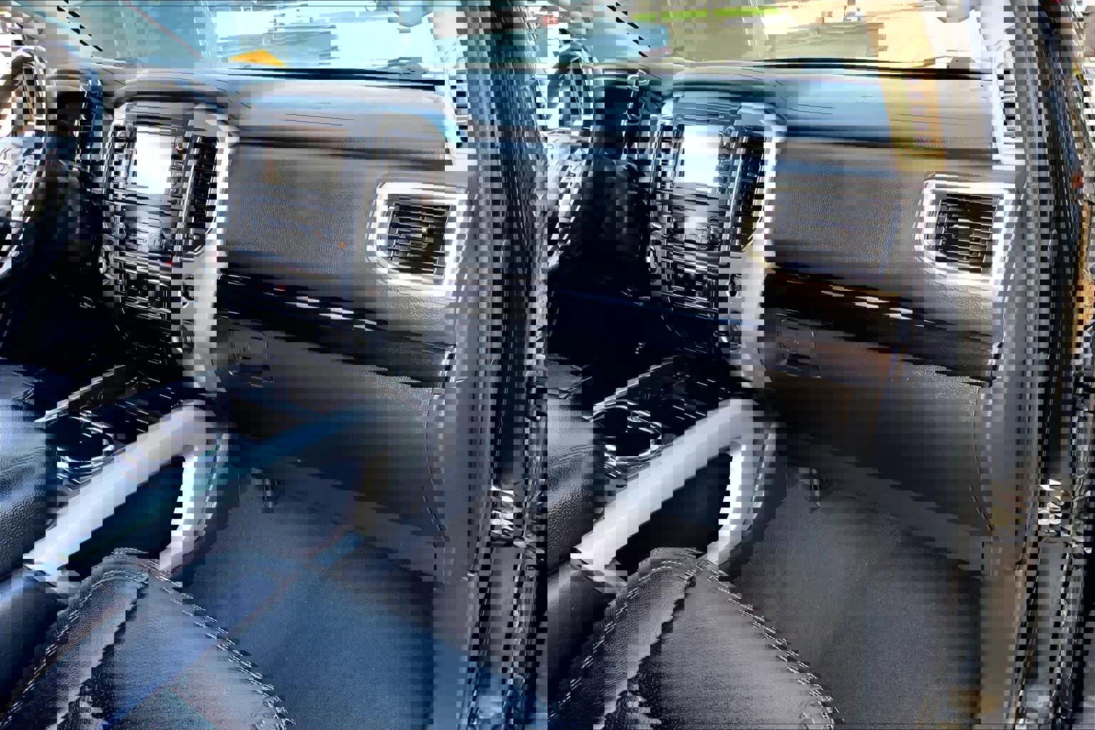 Used 2018 Nissan Titan SV w/ SV Convenience Package image 17