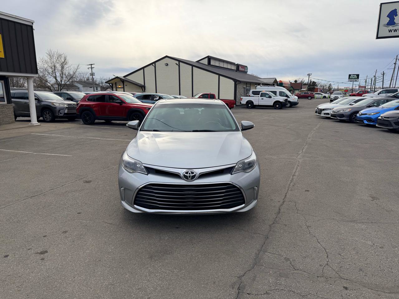 Used 2016 Toyota Avalon Limited image 3