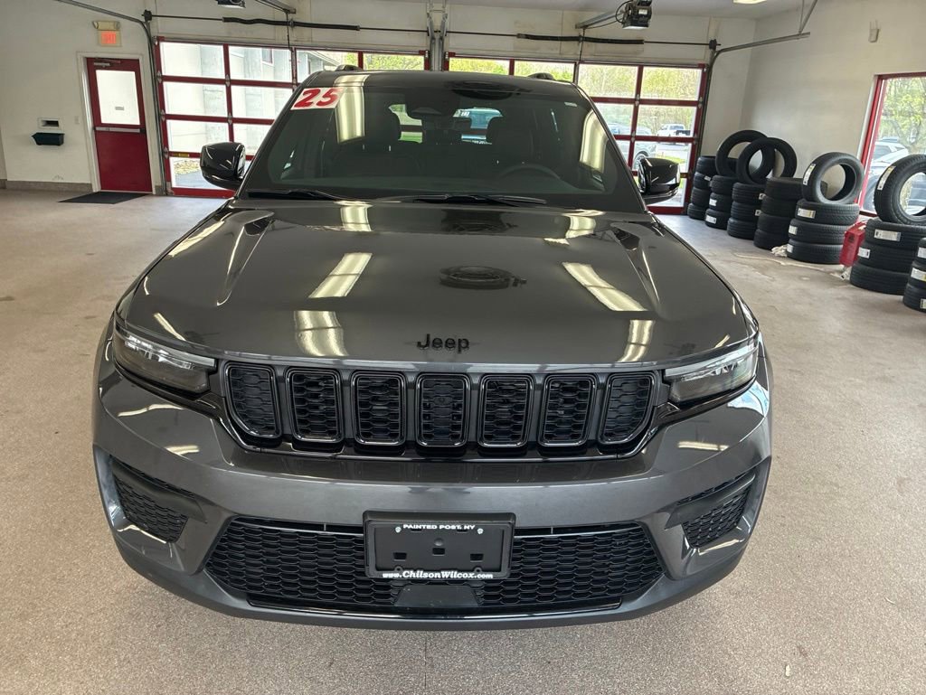 Used 2025 Jeep Grand Cherokee Altitude w/ Trailer Tow Package AWD/4WD image 2