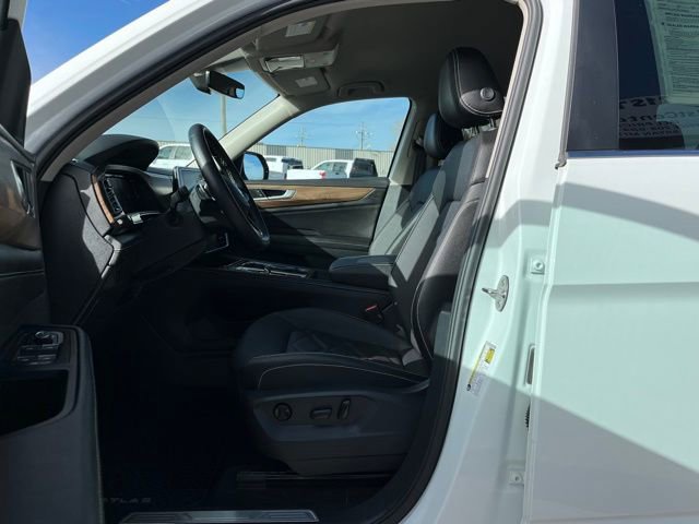 Used 2025 Volkswagen Atlas SE image 25