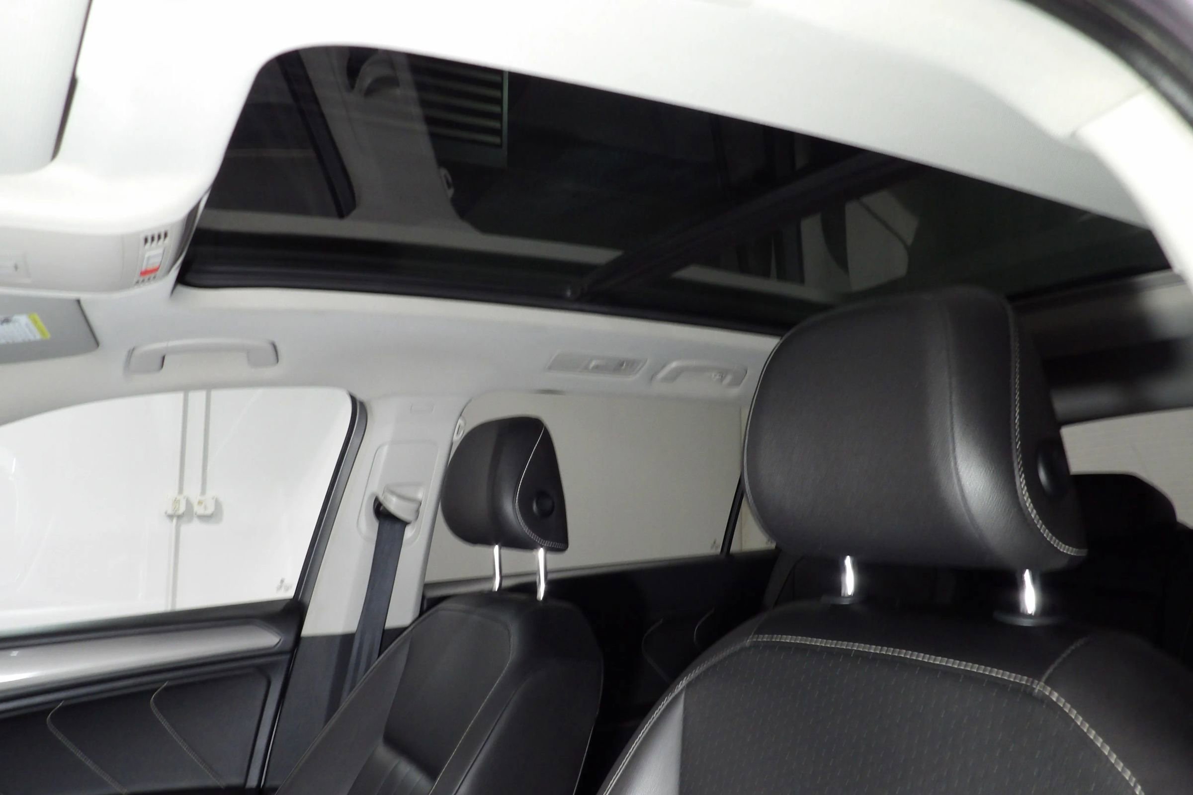 Used 2022 Volkswagen Tiguan SE w/ Panoramic Sunroof Package FWD image 12