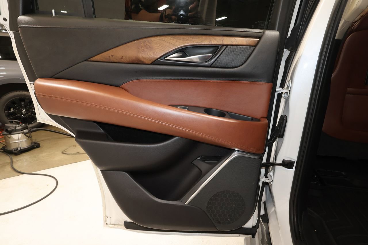 Used 2019 Cadillac Escalade Luxury AWD/4WD image 12
