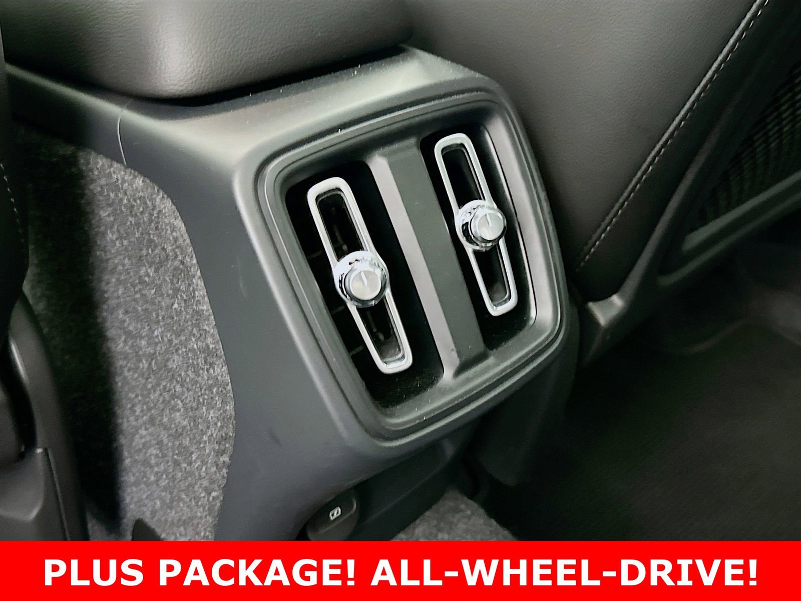 Used 2025 Volvo XC40 B5 Plus image 25