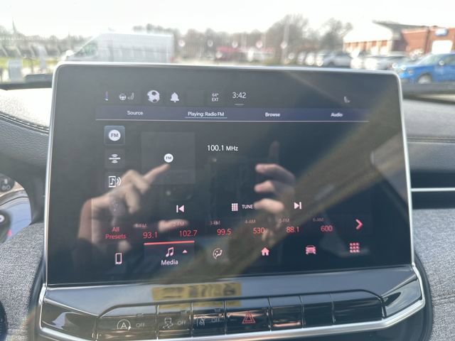 Used 2023 Jeep Compass Latitude image 14