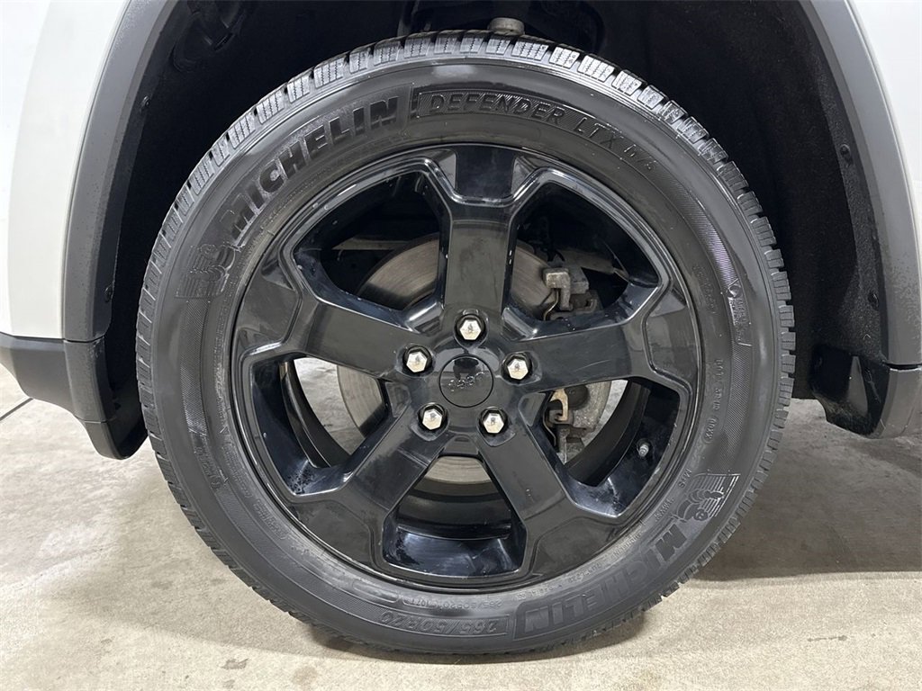 Used 2018 Jeep Grand Cherokee Laredo image 28