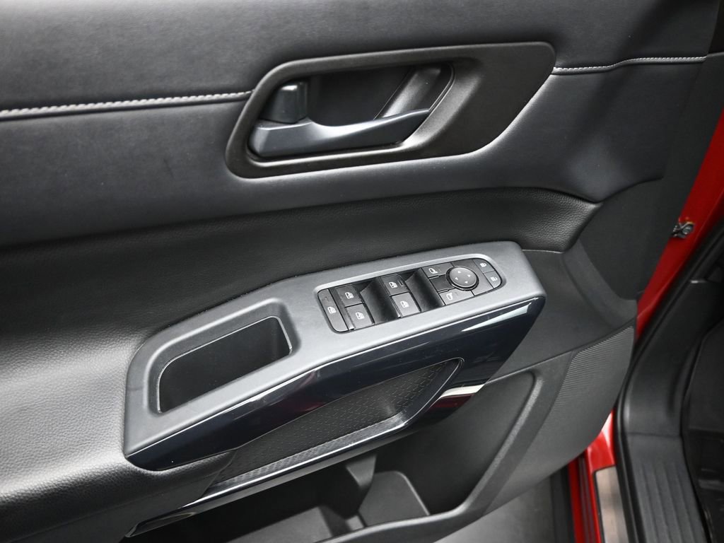 Used 2023 Nissan Pathfinder SV w/ SV Premium Package image 11