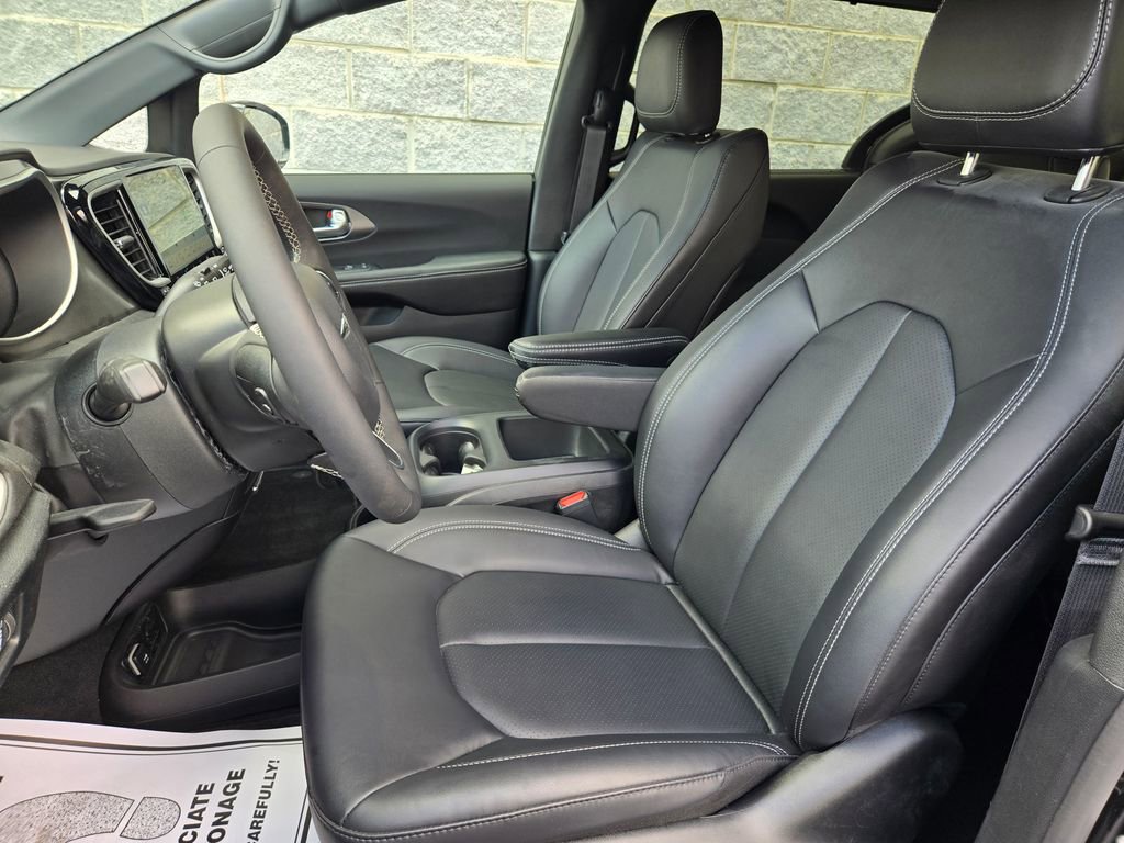 Used 2026 Chrysler Pacifica Select FWD image 14
