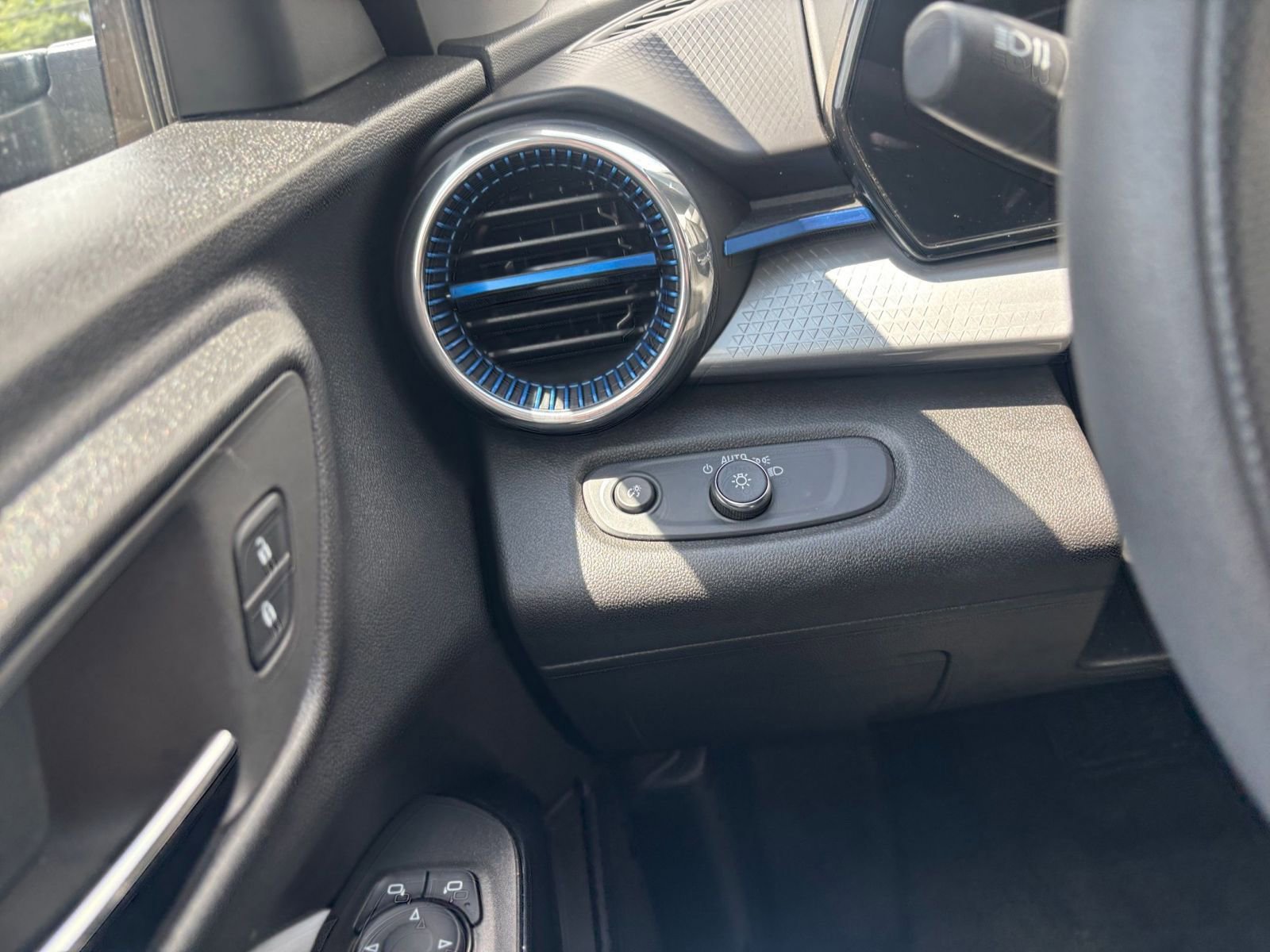 Used 2025 Chevrolet Trax LT FWD image 33