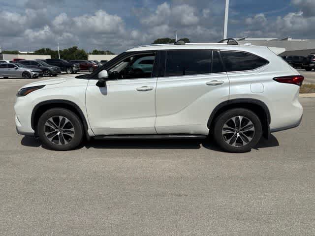 Used 2021 Toyota Highlander XLE FWD image 2