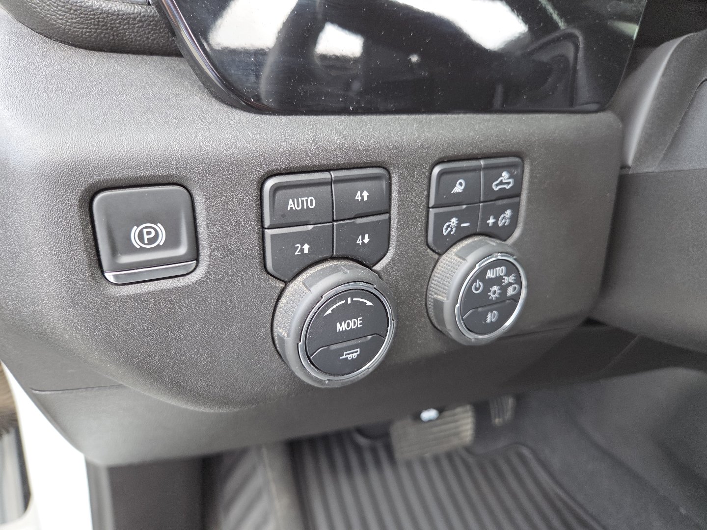 Used 2025 Chevrolet Silverado 1500 LTZ w/ Z71 Off-Road Package AWD/4WD image 6