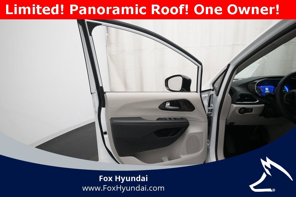 Used 2024 Chrysler Pacifica Limited image 29