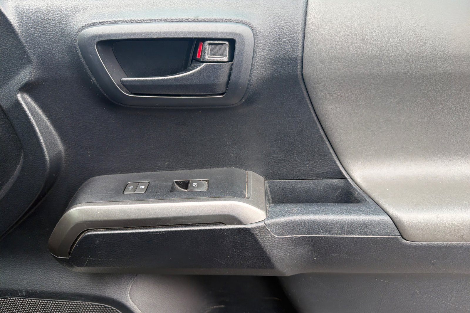Used 2018 Toyota Tacoma SR5 RWD image 21
