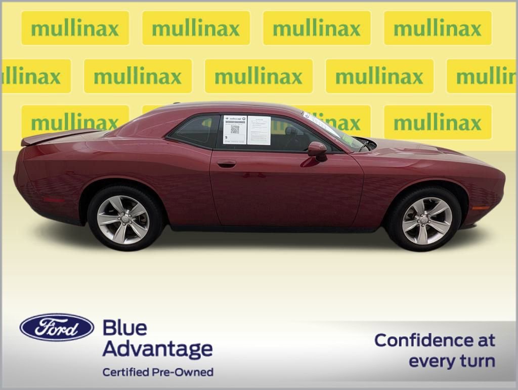 Used 2022 Dodge Challenger SXT image 2