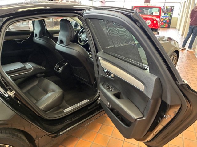 Used 2023 Volvo S90 B6 Plus image 33