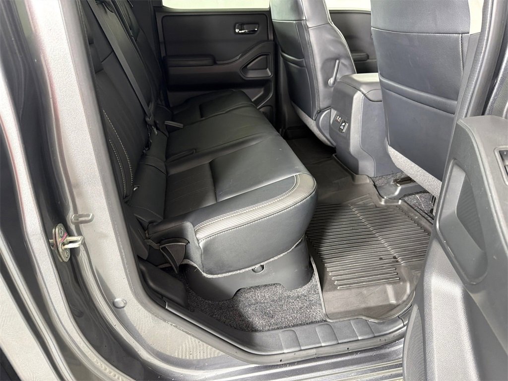 Used 2022 Nissan Frontier SV w/ SV Premium Package image 16