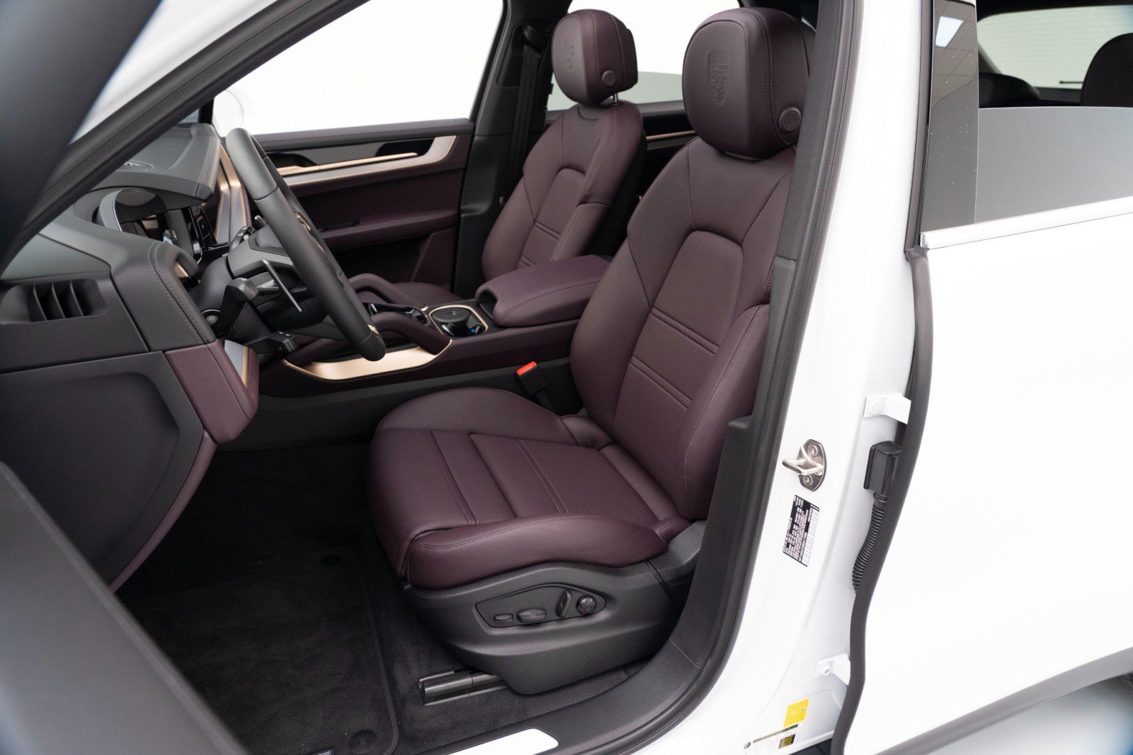 Certified 2025 Porsche Cayenne E-Hybrid image 5