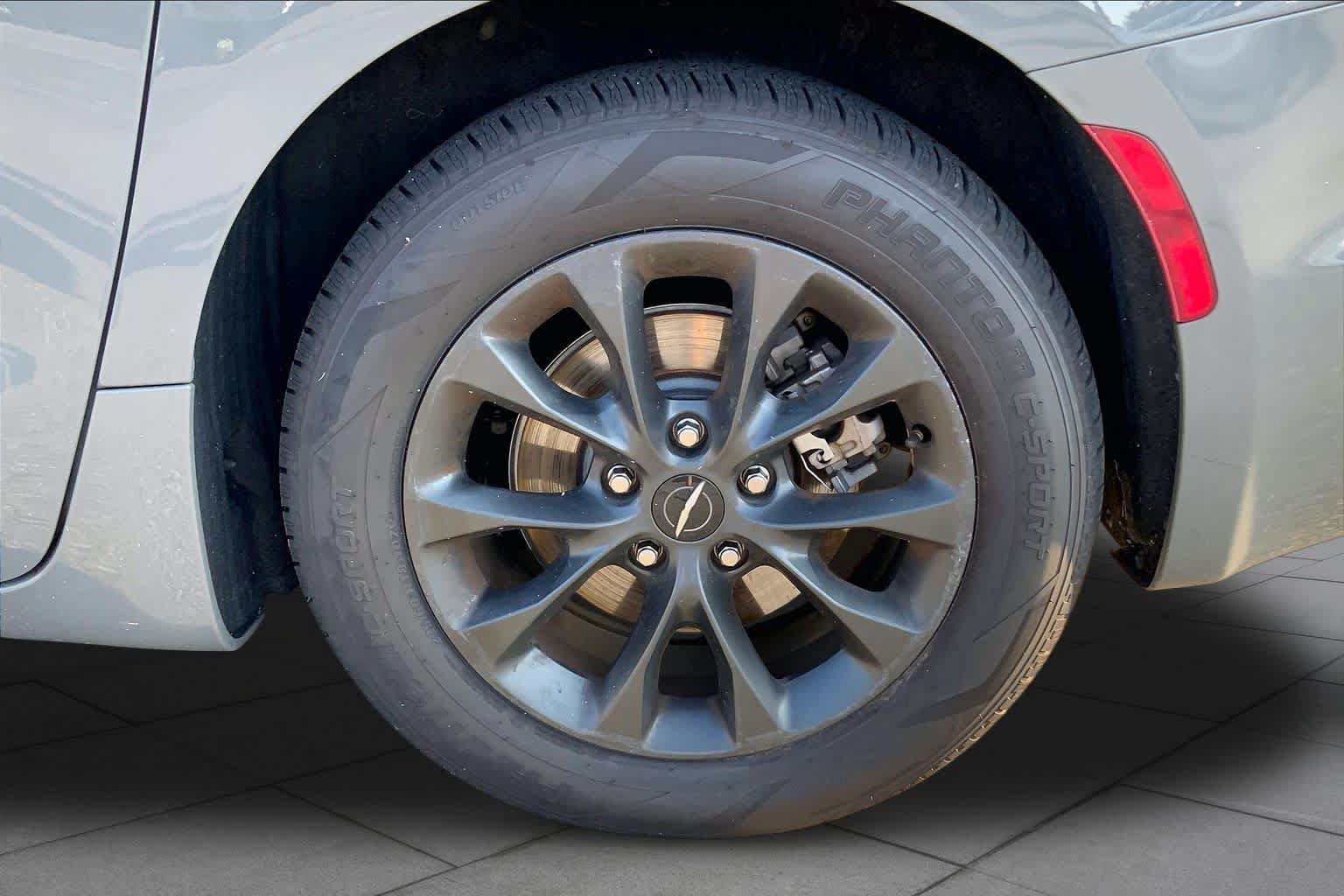 Used 2021 Chrysler Pacifica Touring-L w/ Uconnect Theater Family Group FWD image 10