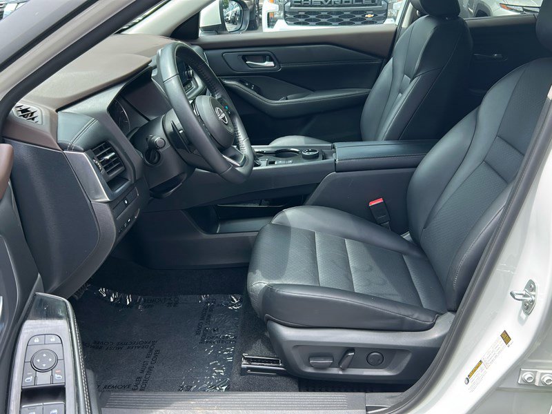 Used 2023 Nissan Rogue SV w/ SV Premium B Package image 16