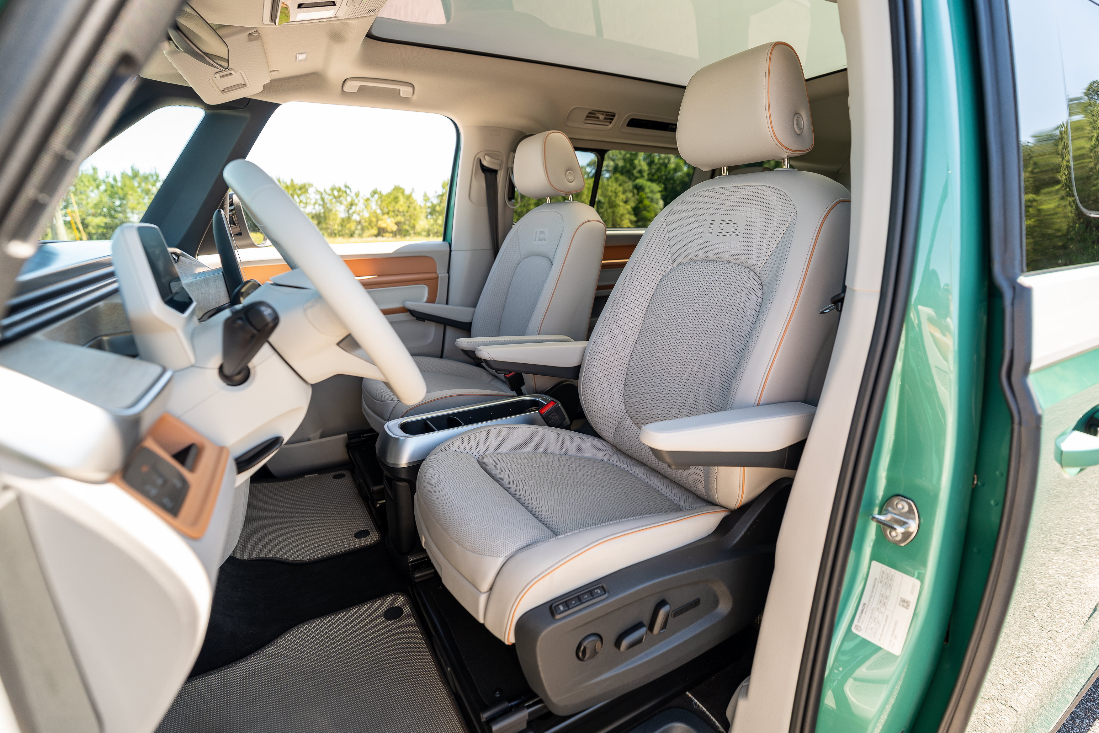 Used 2025 Volkswagen ID. Buzz Pro S Plus w/ Cupholders Package RWD image 18