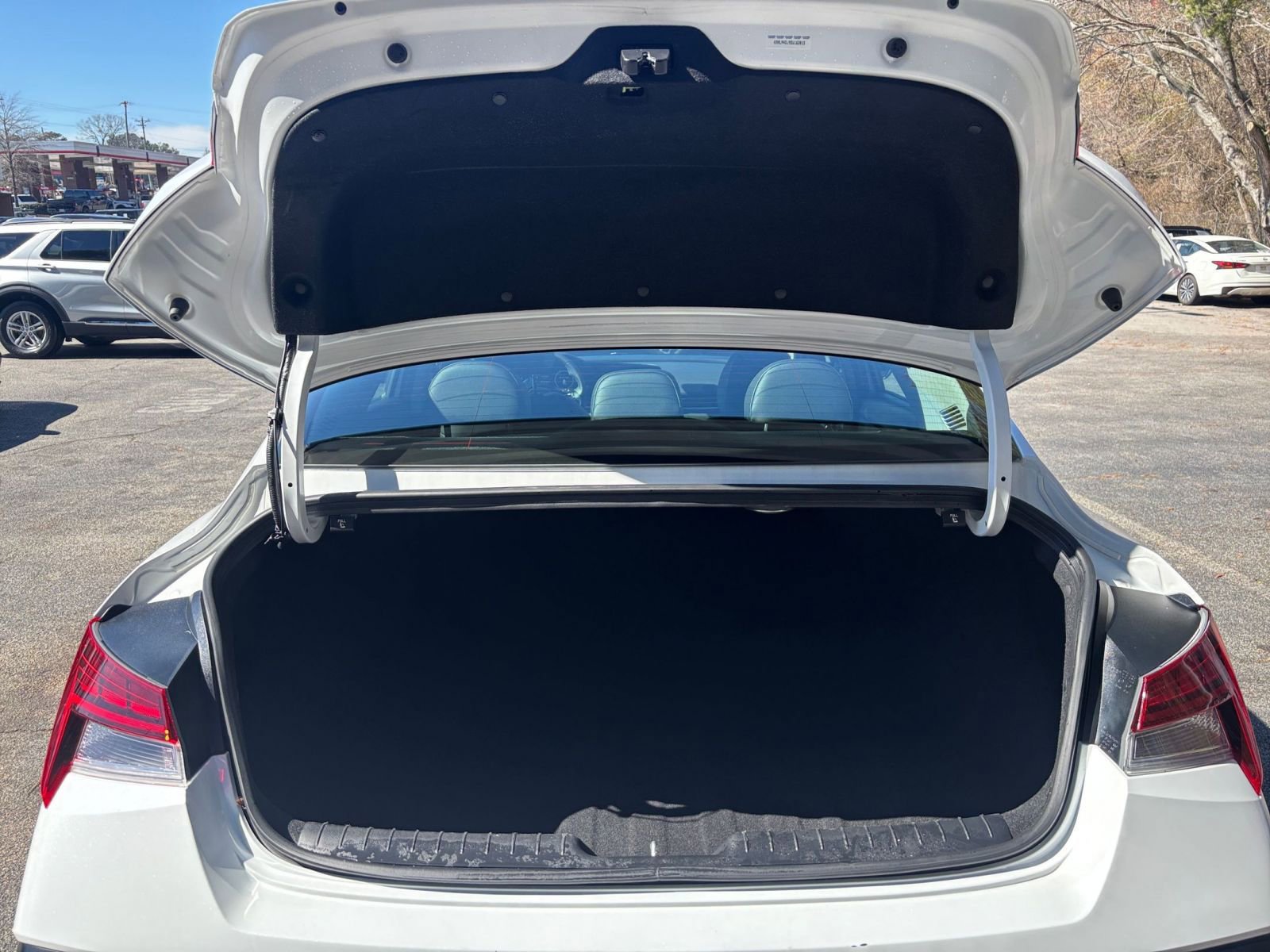 Used 2025 Hyundai Elantra Limited FWD image 34