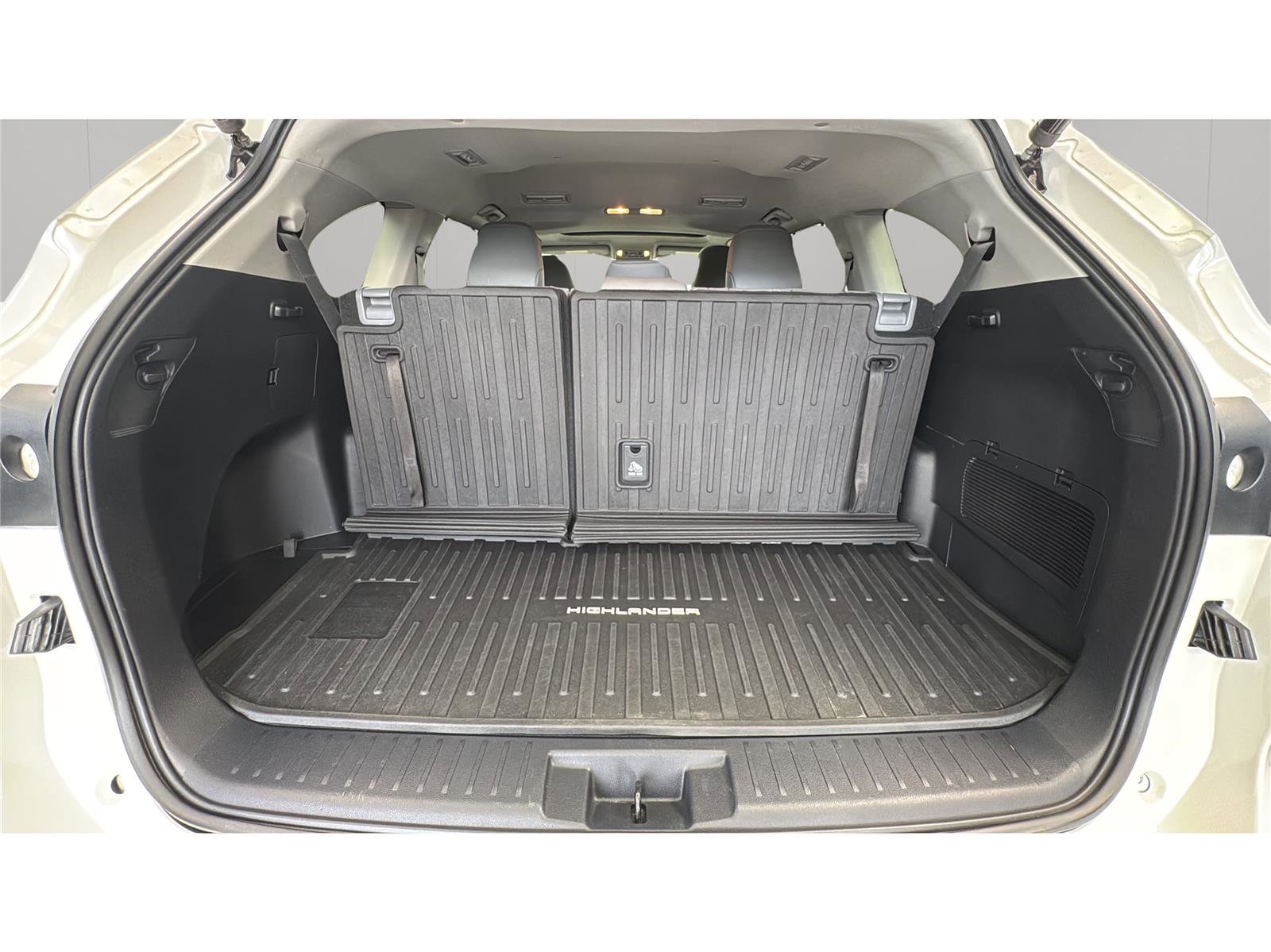 Used 2020 Toyota Highlander XLE FWD image 14