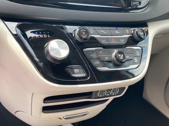 Used 2024 Chrysler Pacifica Touring-L FWD image 11
