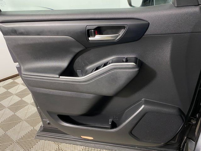 Used 2023 Toyota Highlander XLE image 22