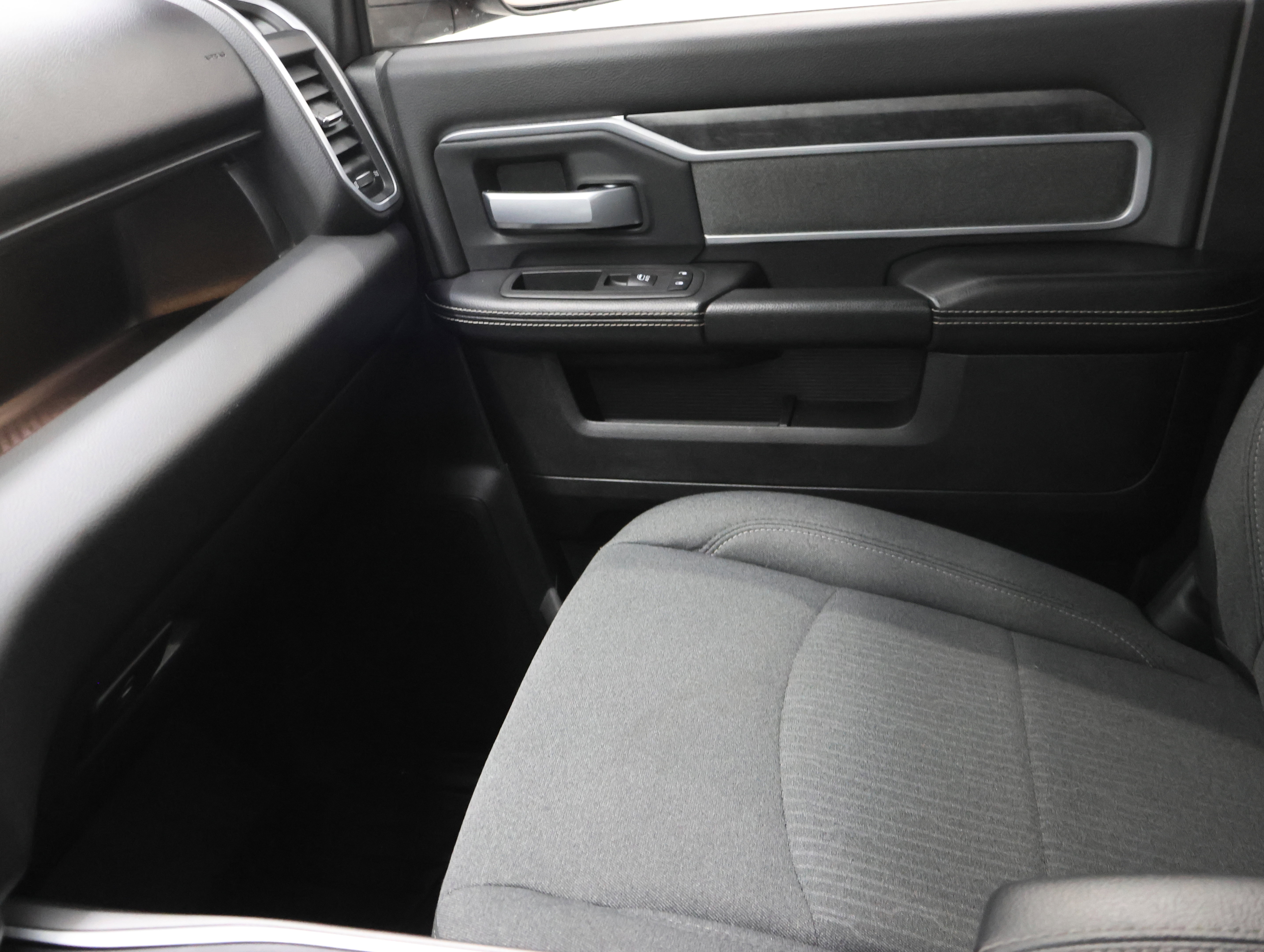 Used 2022 RAM 2500 Big Horn w/ Night Edition image 12