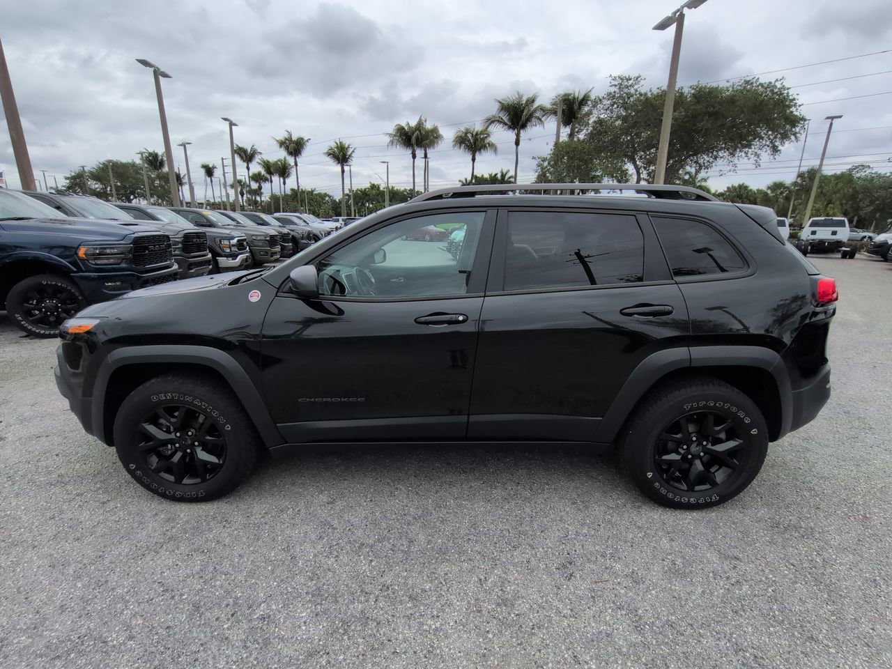 Used 2016 Jeep Cherokee Trailhawk w/ Comfort/Convenience Group AWD/4WD image 8