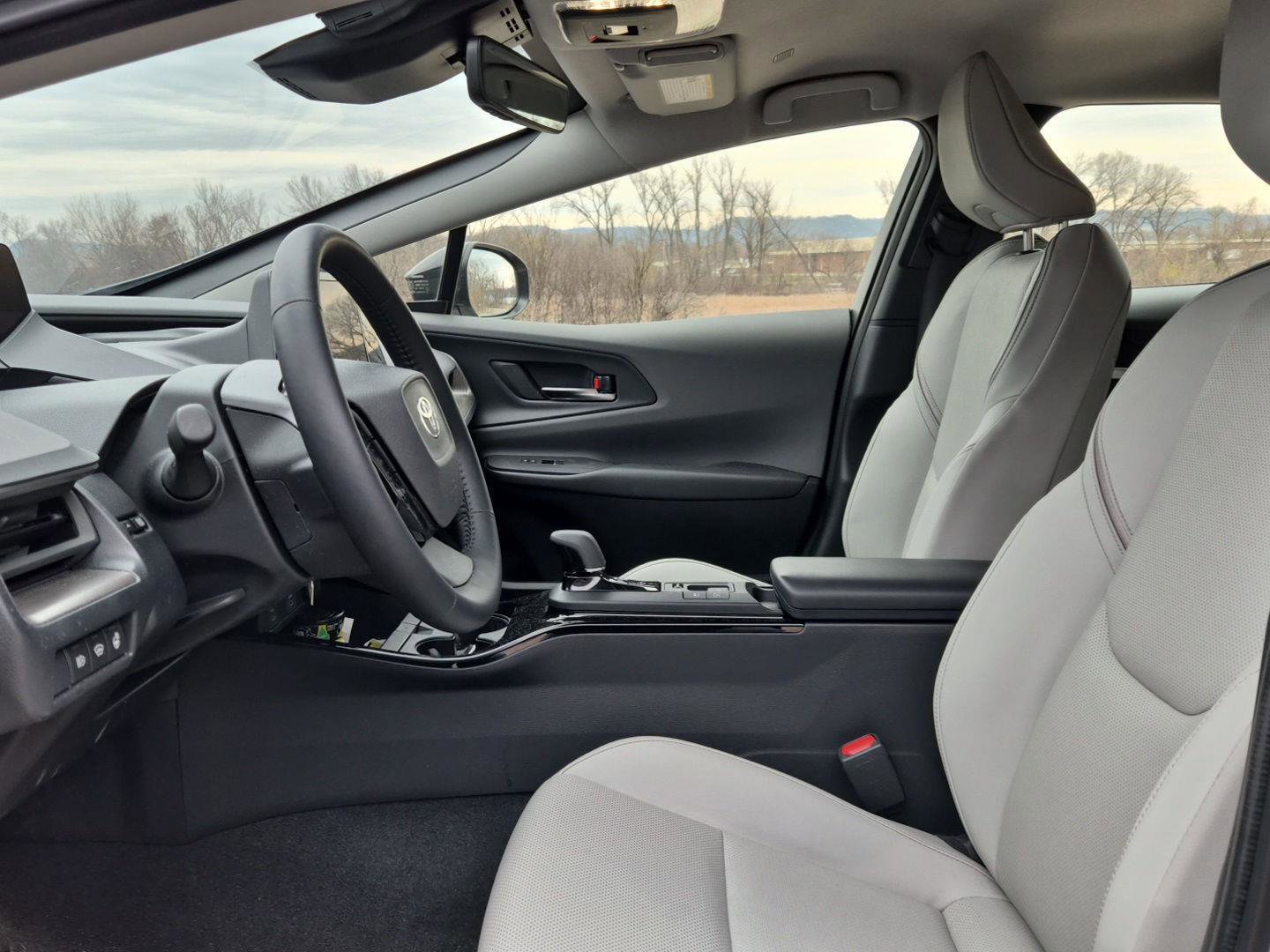 Used 2026 Toyota Prius XLE image 2