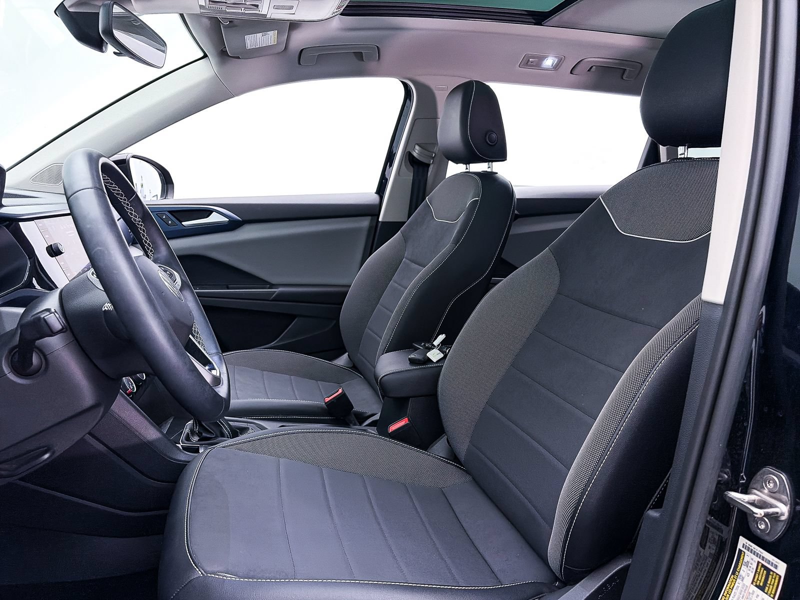 Used 2023 Volkswagen Taos SE w/ Panoramic Sunroof Package FWD image 7
