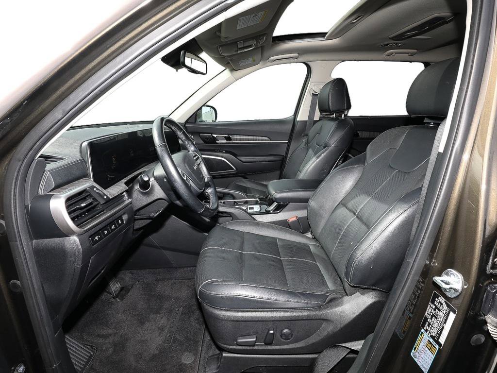 Used 2023 Kia Telluride EX w/ EX Captain's Chair Package AWD/4WD image 12