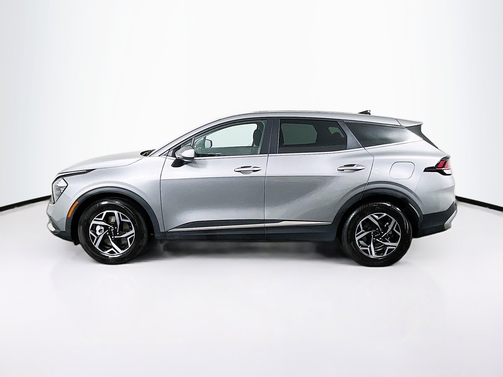 Used 2023 Kia Sportage LX image 4