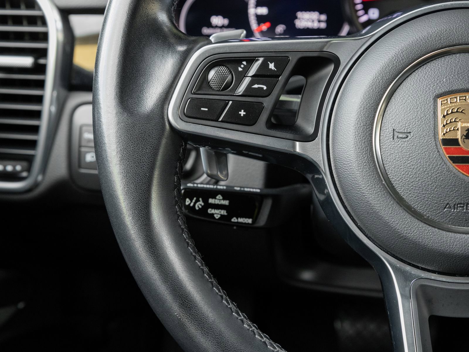 Certified 2023 Porsche Cayenne Platinum Edition image 15