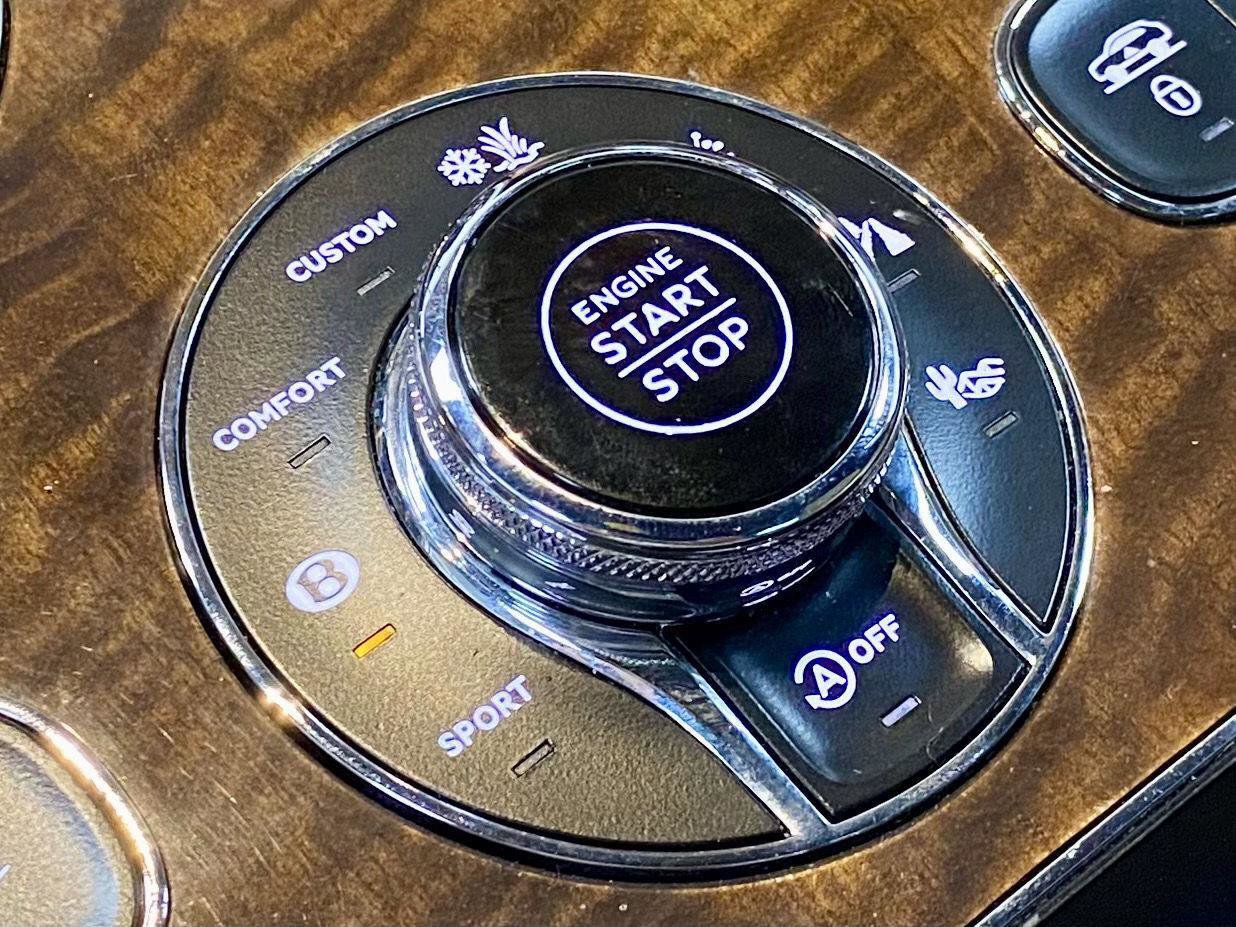 Used 2018 Bentley Bentayga AWD/4WD image 41