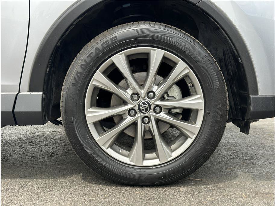 Used 2018 Toyota RAV4 Limited w/ Advanced Technology Package AWD/4WD image 28