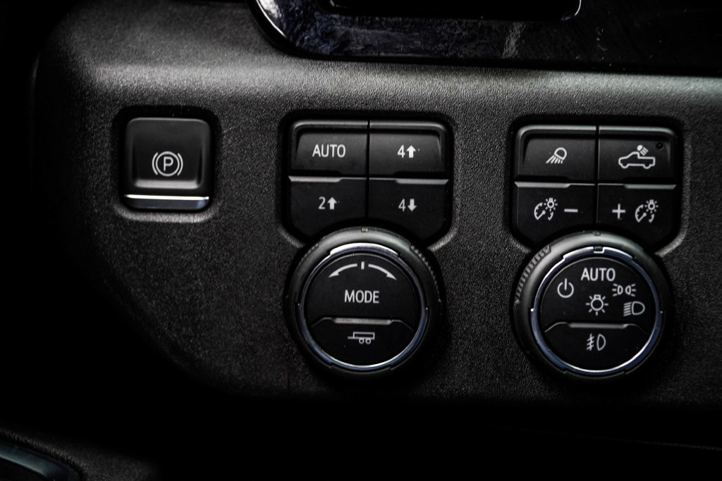Used 2023 Chevrolet Silverado 1500 High Country w/ Technology Package AWD/4WD image 39